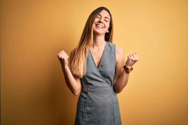 Young Beautiful Blonde Woman Blue Eyes Wearing Dress Yellow Background — Stock Photo, Image