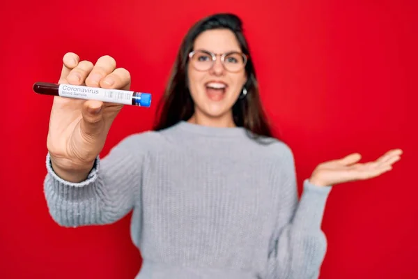 Menina Bonita Nova Usando Óculos Segurando Amostra Sangue Laboratório Doença — Fotografia de Stock