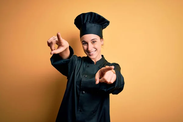 Mladá Krásná Kuchařka Kuchařské Uniformě Klobouku Stojí Nad Žlutým Pozadím — Stock fotografie