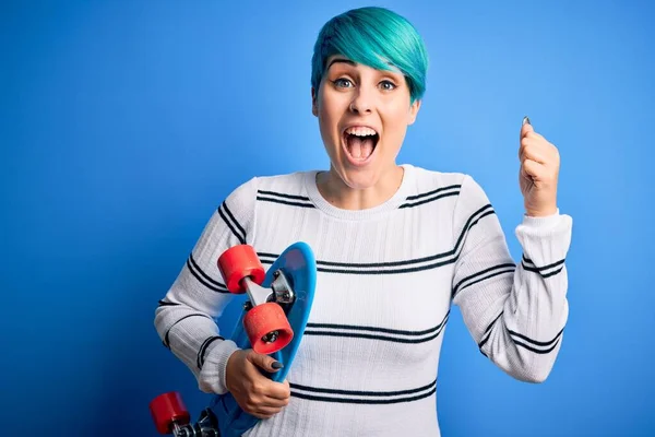 Mulher Skatista Jovem Com Cabelo Moda Azul Segurando Skate Sobre — Fotografia de Stock