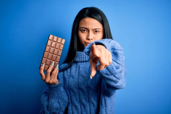 Jovem Mulher Chinesa Bonita Segurando Barra Chocolate Sobre Fundo Azul — Fotografia de Stock