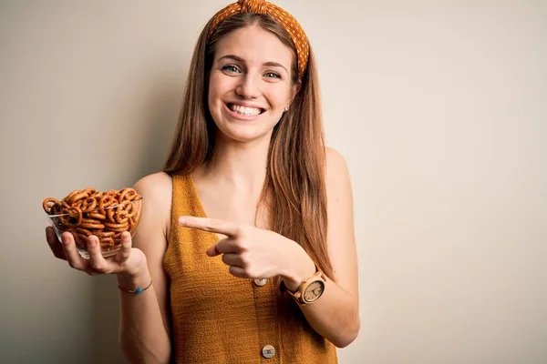 Young Beautiful Redhead Woman Holding Bowl German Baked Pretzels Very — Stock Photo, Image