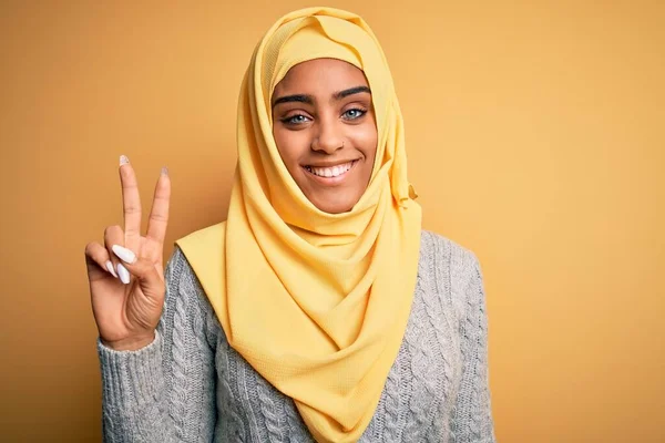 Joven Chica Afroamericana Hermosa Con Hiyab Musulmán Sobre Fondo Amarillo — Foto de Stock