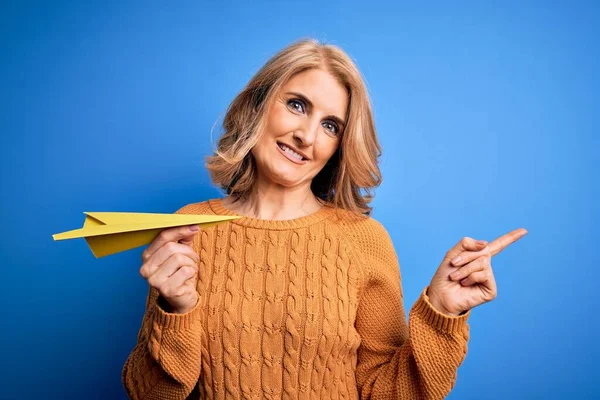 Edad Media Hermosa Mujer Rubia Sosteniendo Avión Papel Sobre Fondo —  Fotos de Stock