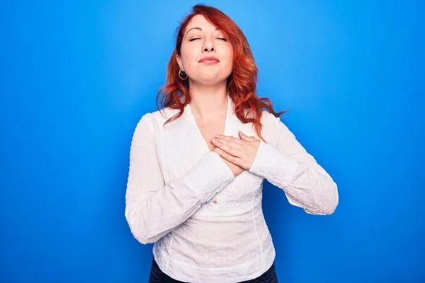 Joven Mujer Negocios Pelirroja Hermosa Con Camisa Elegante Pie Sobre — Foto de Stock