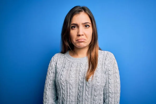 Mulher Bonita Vestindo Camisola Casual Sobre Fundo Isolado Azul Deprimido — Fotografia de Stock