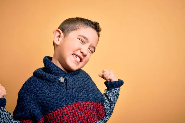 위에서 스웨터를 소년은 성공을 외치며 환호성을 지르며 행복하고 모습을 보였다 — 스톡 사진