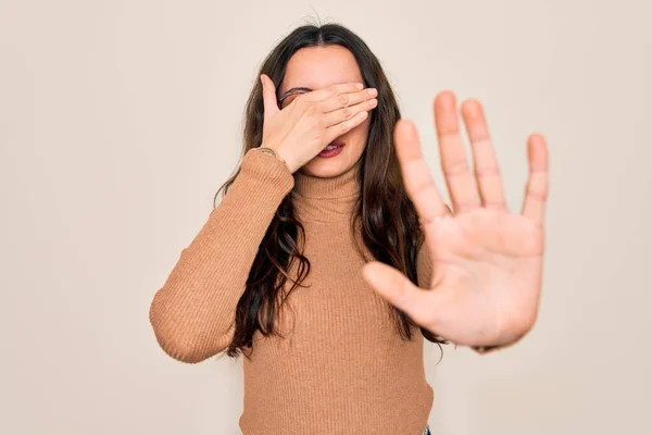 Junge Schöne Frau Lässigem Rollkragenpullover Und Brille Über Weißem Hintergrund — Stockfoto