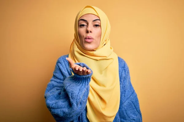 Jovem Bela Morena Muslim Mulher Vestindo Hijab Árabe Sobre Isolado — Fotografia de Stock