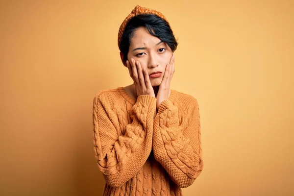 Jong Mooi Aziatisch Meisje Dragen Casual Trui Diadeem Staande Gele — Stockfoto