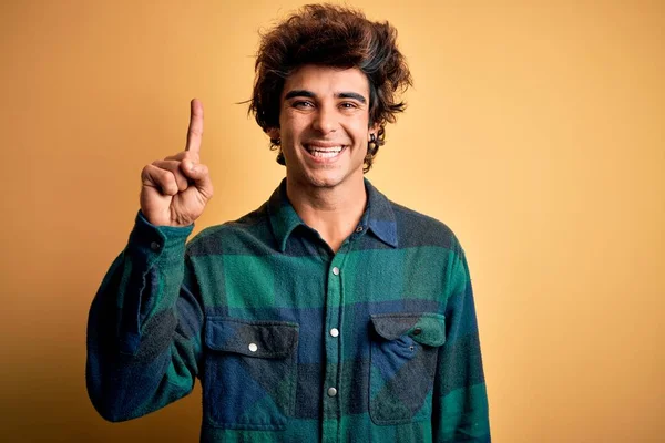 Genç Yakışıklı Adam Rahat Gömlek Giyerek Izole Sarı Arka Plan — Stok fotoğraf