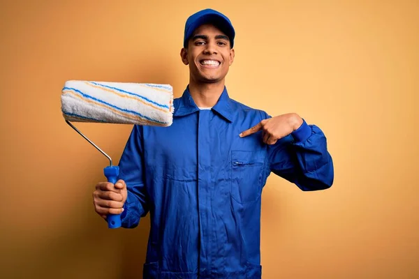 Jovem Bonito Africano Pintor Americano Homem Vestindo Uniforme Usando Rolo — Fotografia de Stock