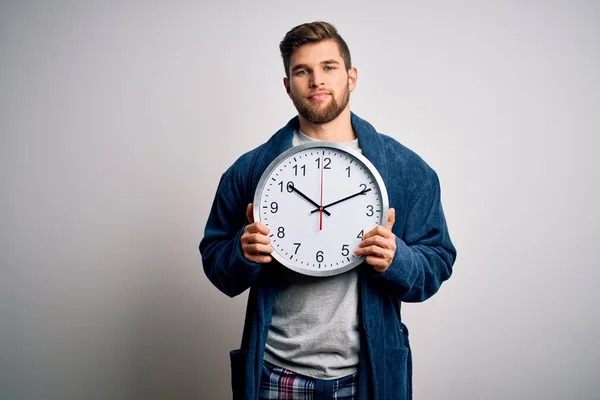 Mladý Blonďatý Muž Vousy Modrýma Očima Pyžamu Drží Velké Hodiny — Stock fotografie