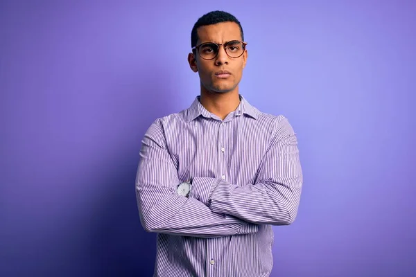 Hombre Africoamericano Con Camisa Gafas Rayas Sobre Fondo Púrpura Escéptico — Foto de Stock