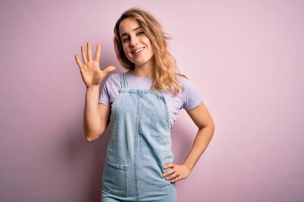 Giovane Bella Bionda Indossa Tute Casual Denim Piedi Sfondo Rosa — Foto Stock