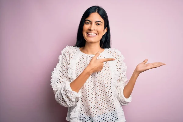 Ung Vacker Hispanic Mode Kvinna Bär Elegant Skjorta Över Rosa — Stockfoto