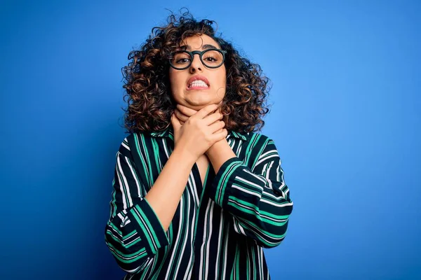 Joven Hermosa Mujer Bellísima Malla Con Camisa Rayas Gafas Sobre — Foto de Stock