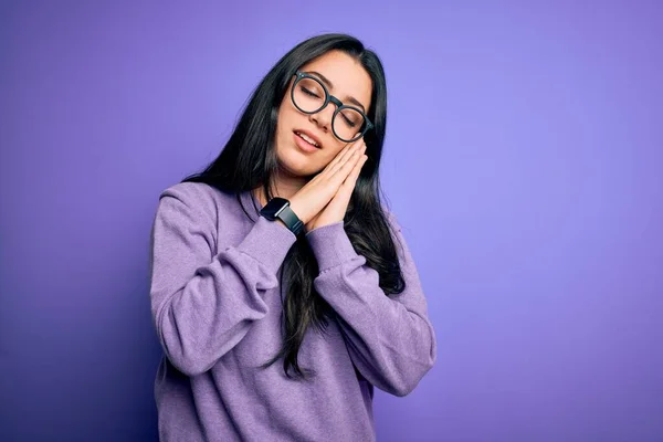 Young Brunette Woman Wearing Glasses Purple Isolated Background Sleeping Tired — Stock Photo, Image