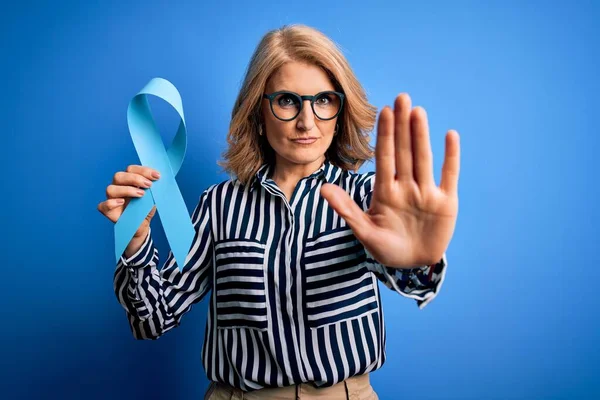 Orta Yaşlı Sarışın Gözlüklü Elinde Mavi Kanser Kurdelesi Olan Güzel — Stok fotoğraf