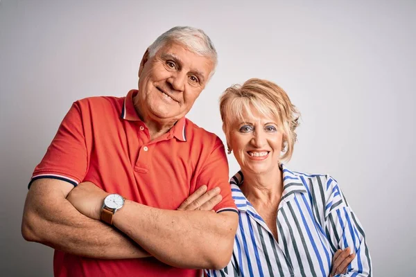 Senior Vackra Par Står Tillsammans Över Isolerad Vit Bakgrund Glad — Stockfoto