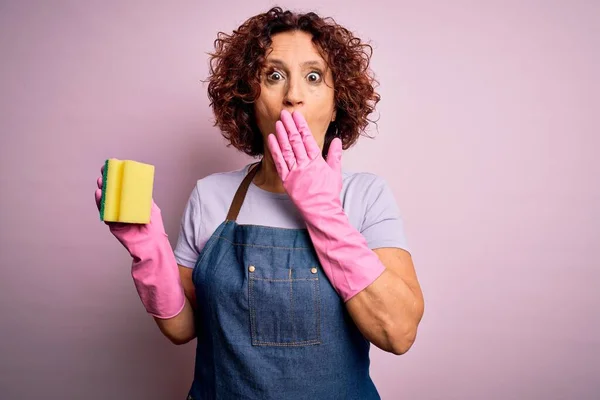 Mulher Cabelo Encaracolado Meia Idade Limpeza Fazendo Trabalhos Domésticos Usando — Fotografia de Stock