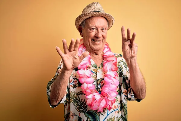 Γκρι Μαλλιά Ηλικιωμένος Άνδρας Φορώντας Καλοκαιρινό Καπέλο Και Hawaiian Lei — Φωτογραφία Αρχείου