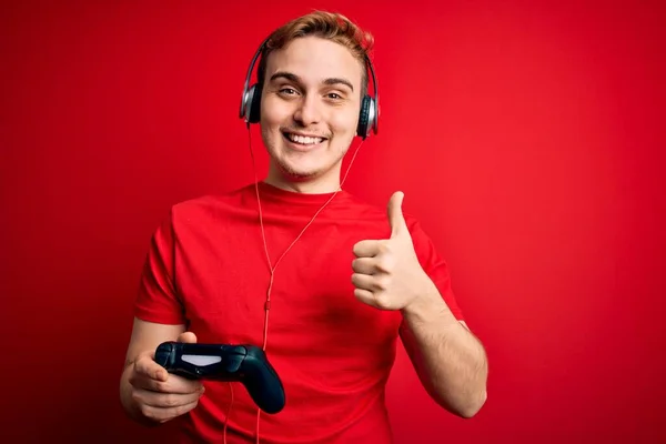 Jovem Bonito Vermelho Gamer Homem Jogar Vídeo Jogo Usando Fones — Fotografia de Stock