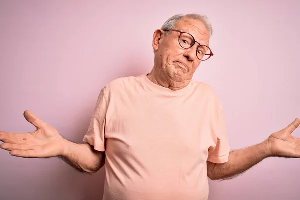 Седой Пожилой Человек Очках Стоящий Розовом Изолированном Фоне Смущенное Выражение — стоковое фото