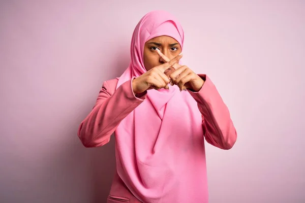 Νεαρή Αφρο Αφρο Αμερικανίδα Που Φοράει Μουσουλμανική Χιτζάμπ Πάνω Από — Φωτογραφία Αρχείου