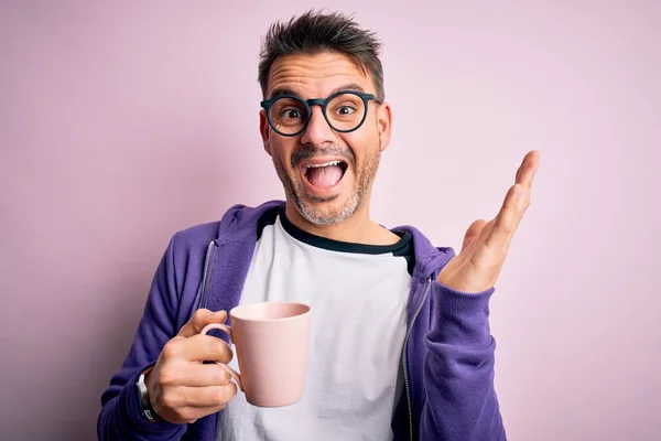 Giovane Uomo Bello Bere Tazza Rosa Caffè Piedi Sfondo Isolato — Foto Stock