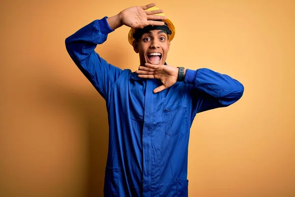 Jovem Homem Trabalhador Afro Americano Bonito Vestindo Uniforme Azul Capacete — Fotografia de Stock