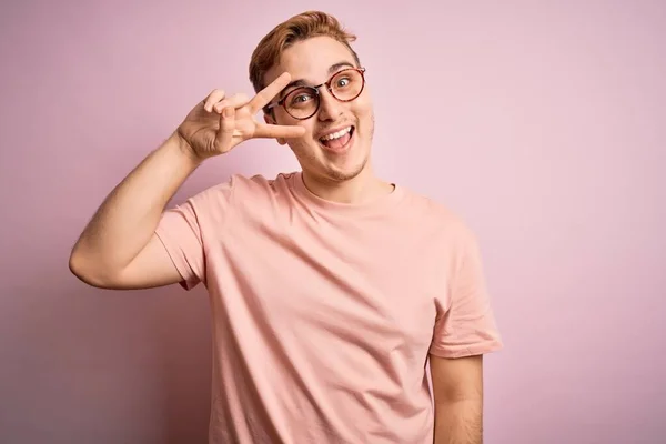 Joven Hombre Pelirrojo Guapo Usando Camiseta Casual Pie Sobre Fondo —  Fotos de Stock