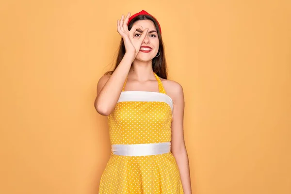 Gadis Cantik Dengan Pin Wanita Mengenakan Pakaian 50An Gaun Vintage — Stok Foto
