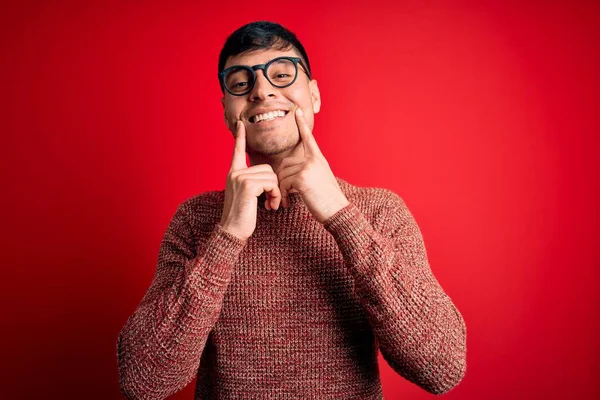 Young Handsome Hispanic Man Wearing Nerd Glasses Red Background Smiling — Stock Photo, Image