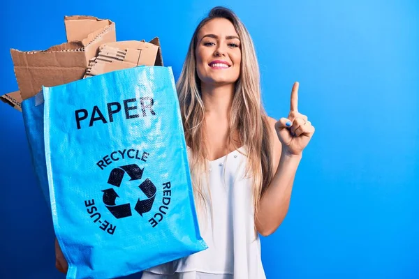 Junge Schöne Blonde Frau Recycling Hält Papiertüte Voller Pappe Lächelnd — Stockfoto