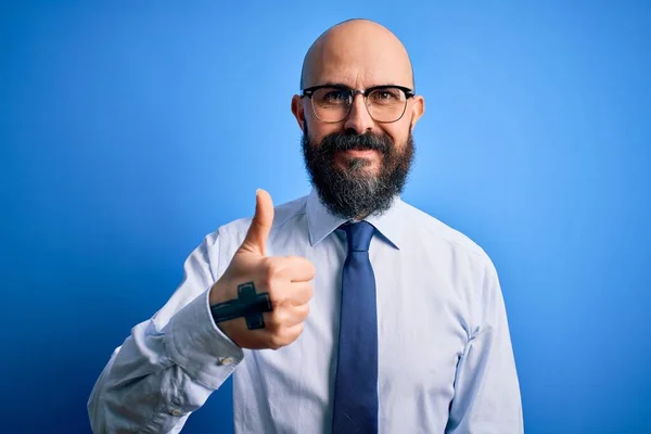 Schöner Geschäftsmann Mit Bart Eleganter Krawatte Und Brille Vor Blauem — Stockfoto