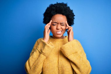 Kıvırcık saçlı, sarı kazaklı, başı ağrıyan Afro-Amerikan bir kadın. Migren ağrısı..