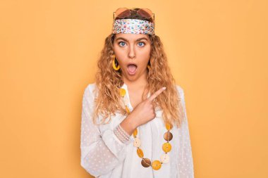 Mavi gözlü, güneş gözlüğü ve aksesuarları takan genç, sarışın, güzel bir hippi kadın..