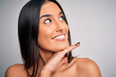 Temiz ve saf ciltli güzel bir kadına yakın durun. Mükemmel ve temiz ciltler doğal makyaj yaparlar. Gülümseyen mutlu taze ve sağlıklı görünüyor.