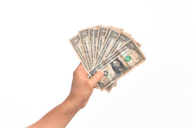 Beyaz arka planda bir deste para tutan Kafkas genci.