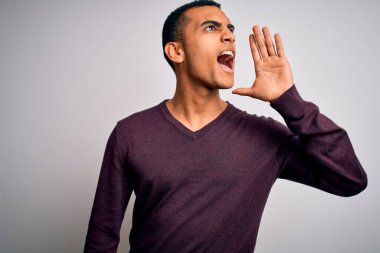 Beyaz arka plan üzerine gündelik süveter giyen genç ve yakışıklı Afro-Amerikalı adam el ele tutuşarak bağırıyor ve bağırıyordu. İletişim konsepti.