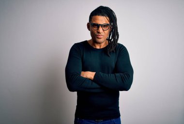 Rastgele tişört giyen, gözlüklü, kuşkucu, gergin ve yüzünde çapraz kollu tasvip etmeyen bir ifade olan Afro-Amerikan genç adam. Negatif kişi.