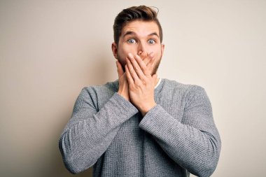 Sakallı, mavi gözlü, sıradan bir süveter giyen yakışıklı sarışın genç adam yanlışlıkla ağızlarını kapatarak şok geçirdi. Gizli konsept.