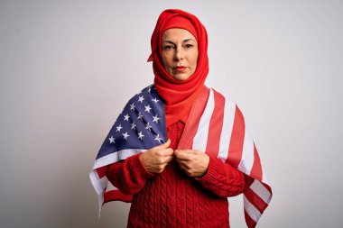 Orta yaşlı vatansever kadın geleneksel Müslüman başörtüsü takıyor. Elinde Birleşik Devletler bayrağı var. Akıllı yüzünde kendine güvenen bir ifade var.