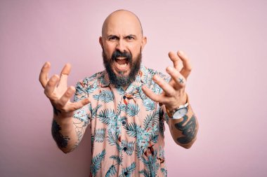 Sakallı ve dövmeli yakışıklı, pembe arka planda sıradan bir çiçek gömleği giyen, öfkeden kudurmuş, boğazını sıkmaya çalışan, deli gibi bağıran kel bir adam.