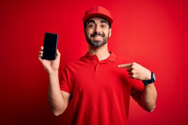 Sakallı, akıllı telefonlu yakışıklı teslimatçı kendini işaret eden sürpriz suratlı bir yemek uygulaması sunuyor.