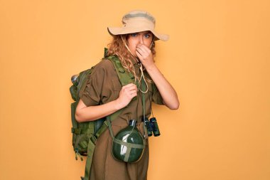 Mavi gözlü genç sarışın kaşif sırt çantası ve su matarası ile yürüyüş yapıyor. Kokuşmuş ve iğrenç bir koku alıyor. Nefesini burnunda tutuyor. Kötü kokuyor.