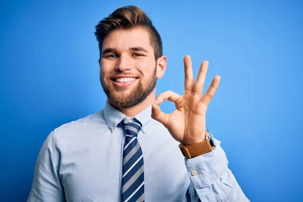 Ung Blond Affärsman Med Skägg Och Blå Ögon Bär Elegant — Stockfoto