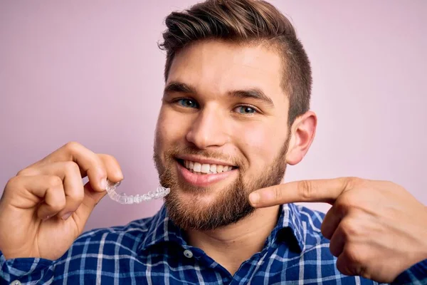 Jovem Loiro Homem Com Barba Olhos Azuis Segurando Aligner Dental — Fotografia de Stock