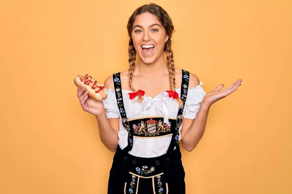 Gyönyörű Szőke Német Kék Szemekkel Viselő Oktoberfest Ruha Eszik Hot — Stock Fotó